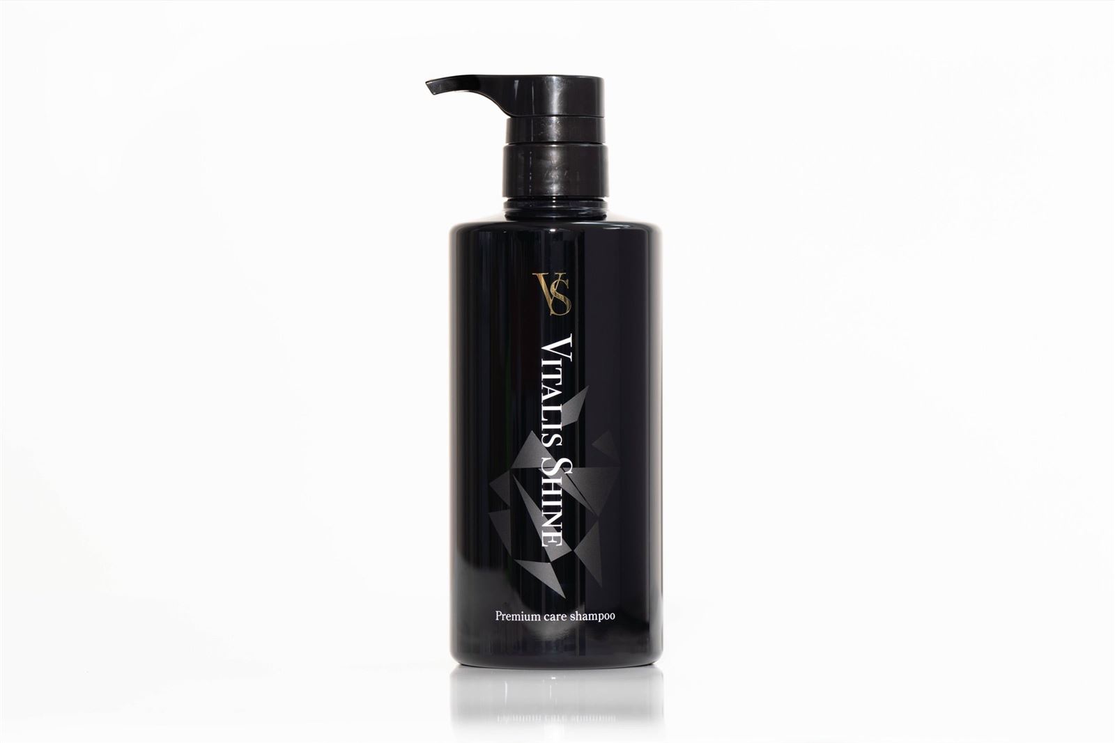 白い背景に立つVITALIS SHINEのボトル